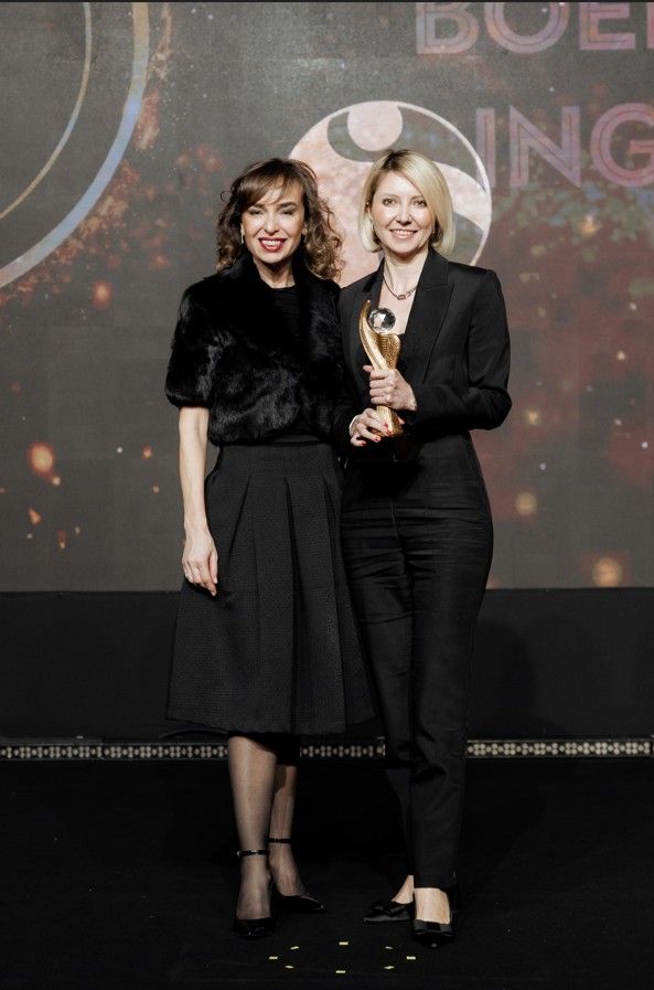 Özlem Kar ve Ebru Şinik ödül takdimi sırasında